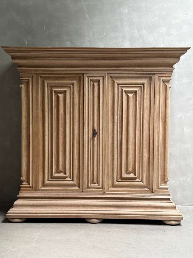 Cabinets & Bookcases