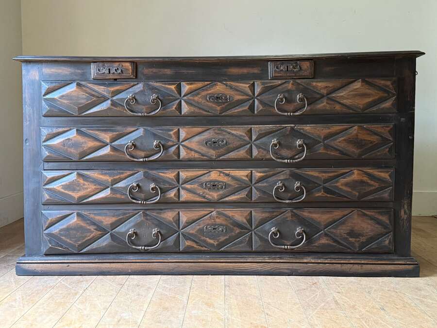 Commodes / Chests of Drawers