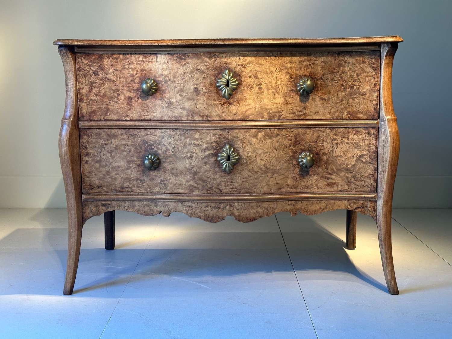 C1770 A Beautiful French Burr Ash Serpentine 2 Drawer Commode