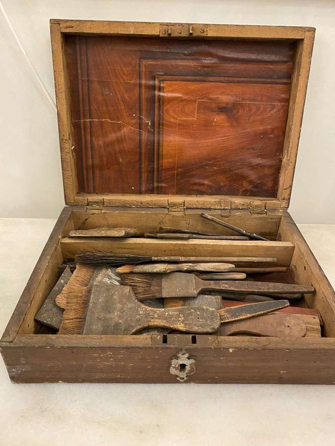 C1890 A Boxed Set of Artisan Paint Effect Brushes Etc